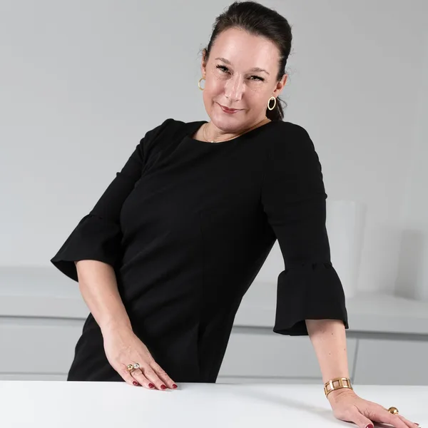 Portrait von Stephanie von Keller, Designerin der Richard Wagner Talismane